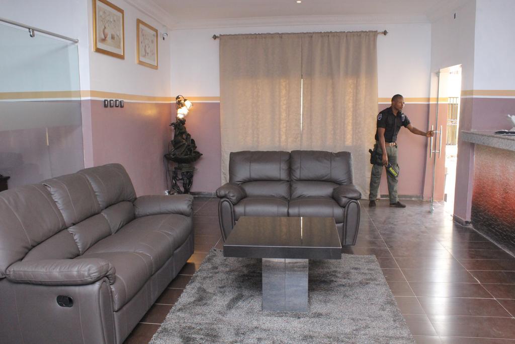 Hôtel Aaron'S Place à Enugu Extérieur photo